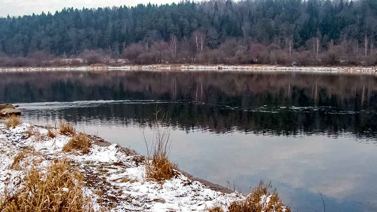 Šliaužte per upės dugną