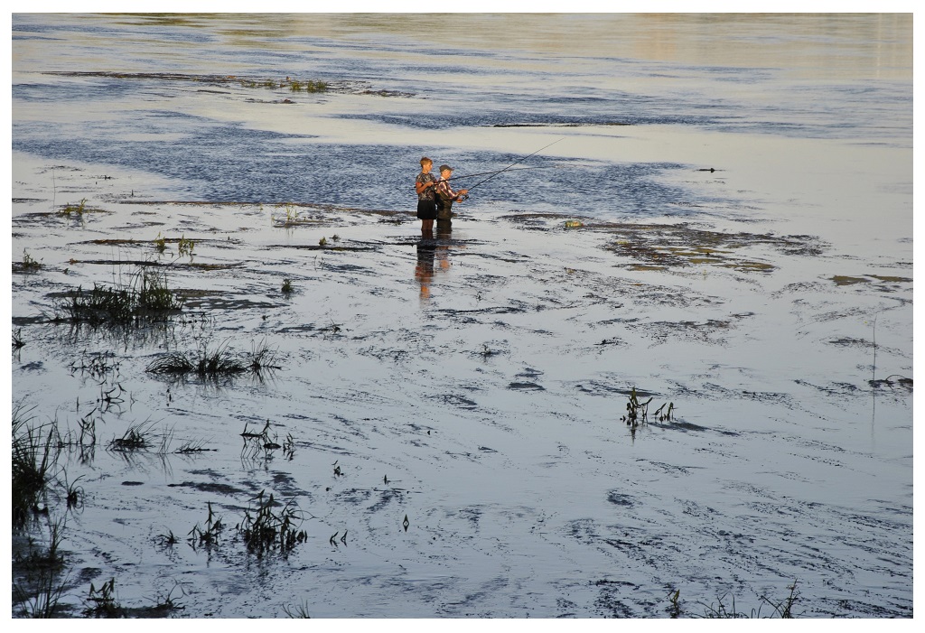 Kita karšius vienijantis upėse aspektas – lėta arba vidutinė tėkmė. Nežinau, kaip kas matuoja tėkmę, nes, tarkim, Nemuno viduryje ji gali būti smarkoka, bet turėkite omenyje, kad taip atrodys tik paviršiuje, viduriniuose sluoksniuose, nes palei dugną vandens srauto stiprumas gali būti visai kitoks. Kita karšius vienijantis upėse aspektas – lėta arba vidutinė tėkmė. Nežinau, kaip kas matuoja tėkmę, nes, tarkim, Nemuno viduryje ji gali būti smarkoka, bet turėkite omenyje, kad taip atrodys tik paviršiuje, viduriniuose sluoksniuose, nes palei dugną vandens srauto stiprumas gali būti visai kitoks.